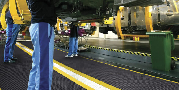 alfombra antifatiga en una planta automovilística
